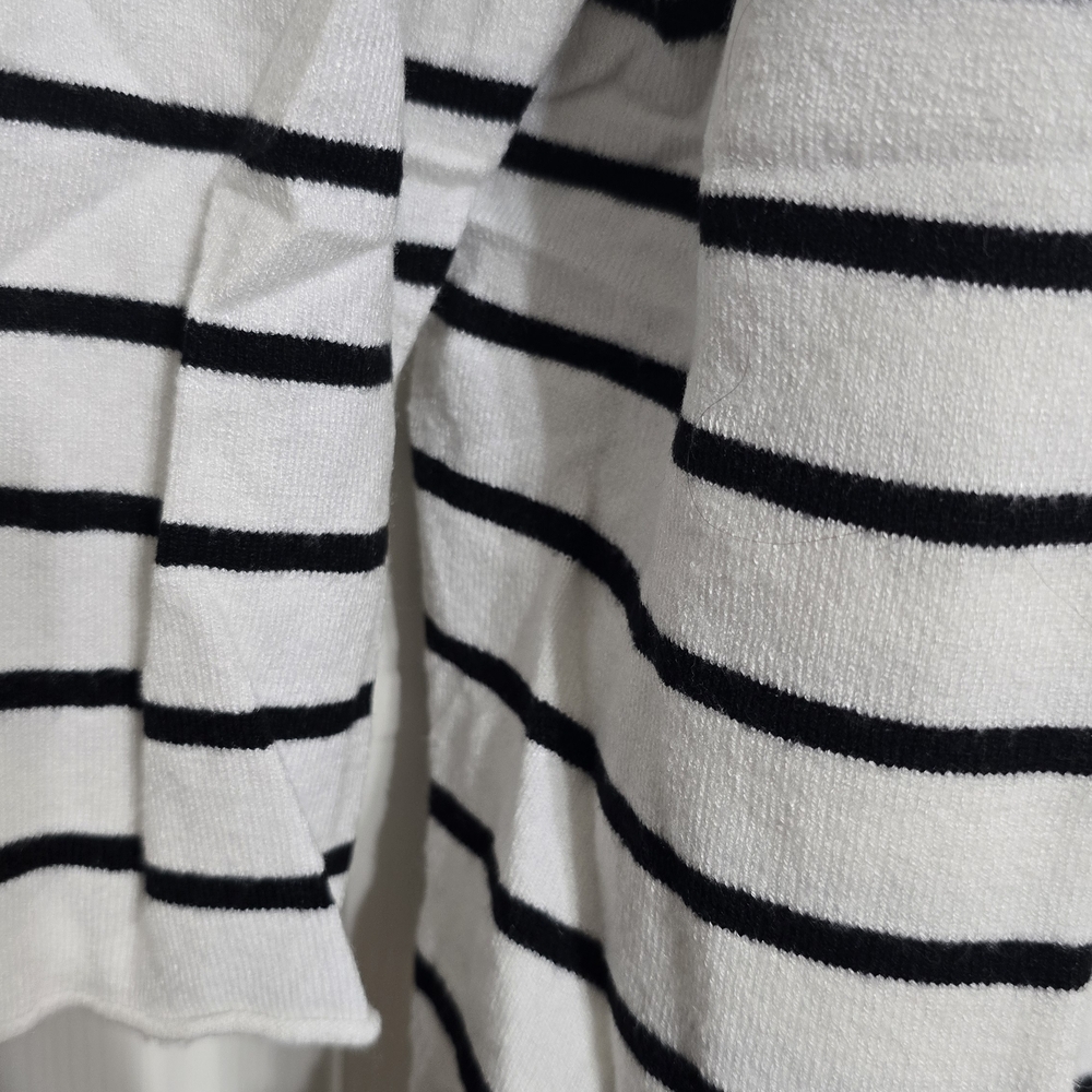 Striped White and Black Top with Red Heart Accents Rachel Zoe - Picture 4 of 5